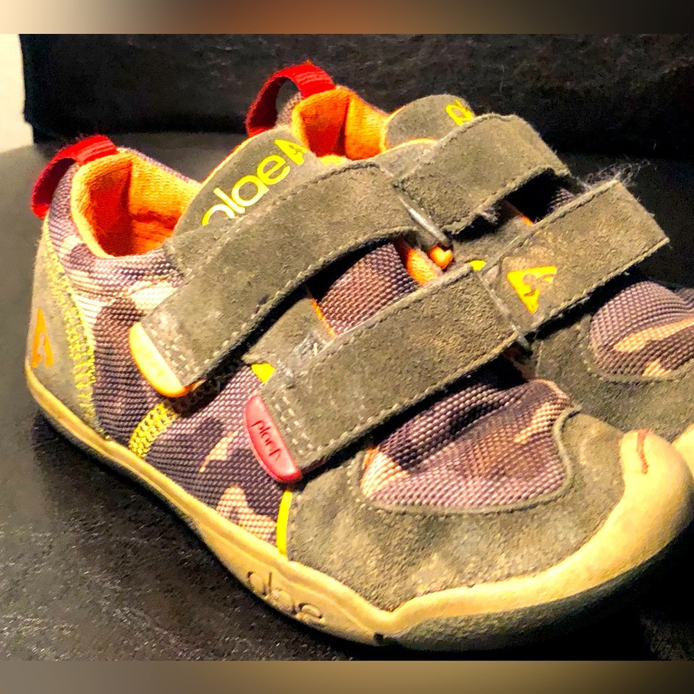 Plae Ty Raven Camo Boy's Comfort Running Shoes Gray Beige Orange Size 9.5